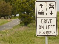 znaèka upozoròuje, že v Austrálii se jezdí vlevo