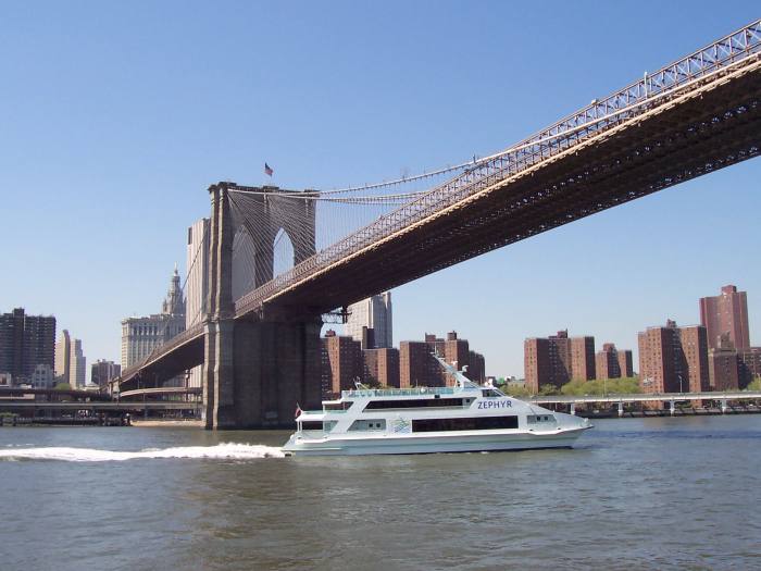 na lodi pod Brooklyn Bridge